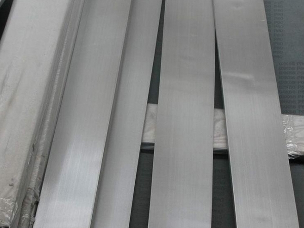 為什么陰極扁鋼的金屬和大氣中的氧氣進行反應會導致嚴重銹蝕？